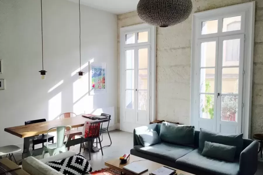 High ceilings in the interior of the apartment